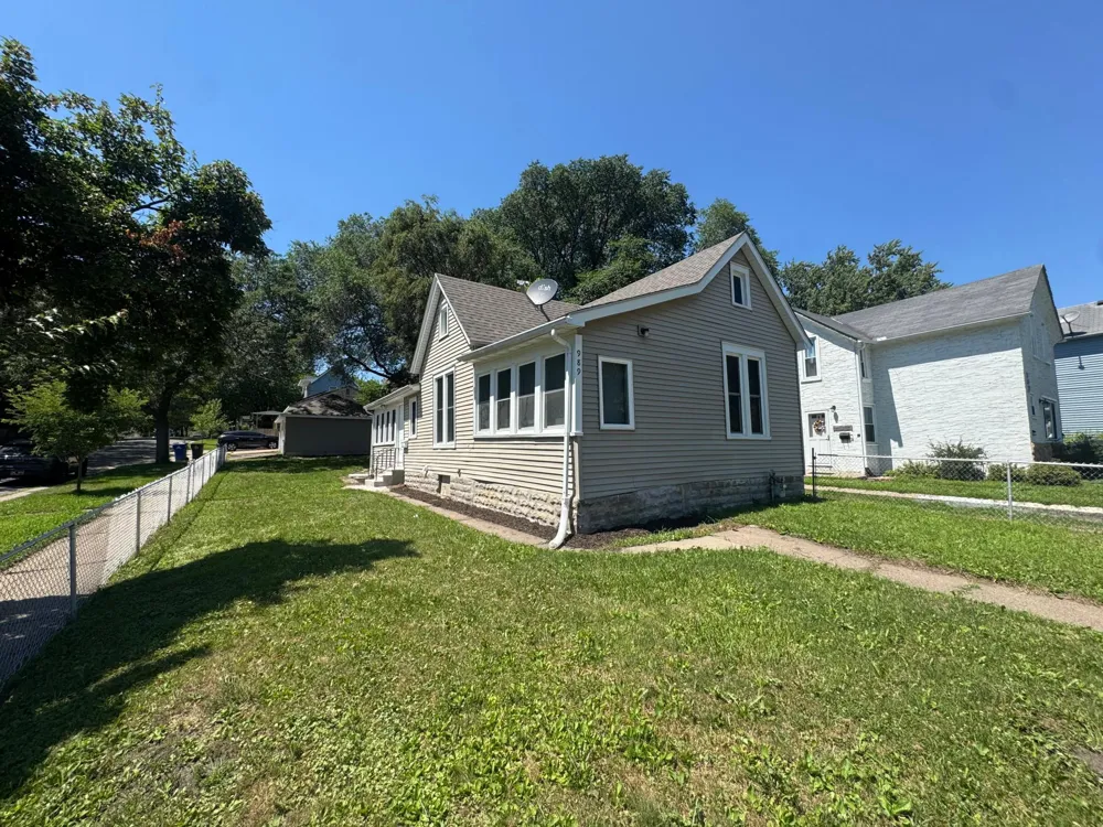 989 Marion Street Saint Paul, MN 55117