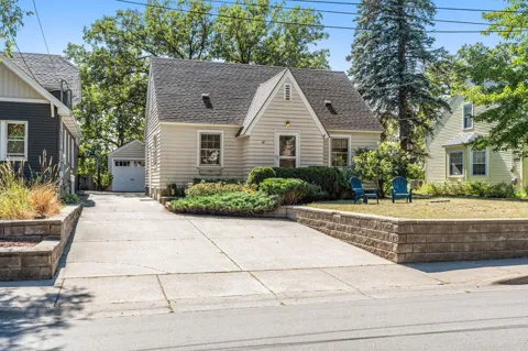 141 Riverside Drive NE