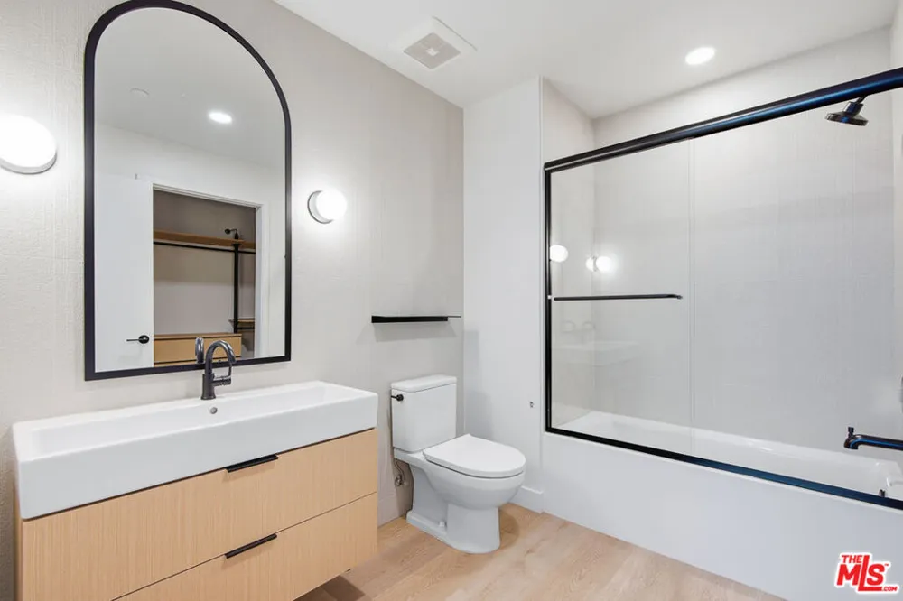 3555 Overland Avenue #PH8 Los Angeles, CA 90034