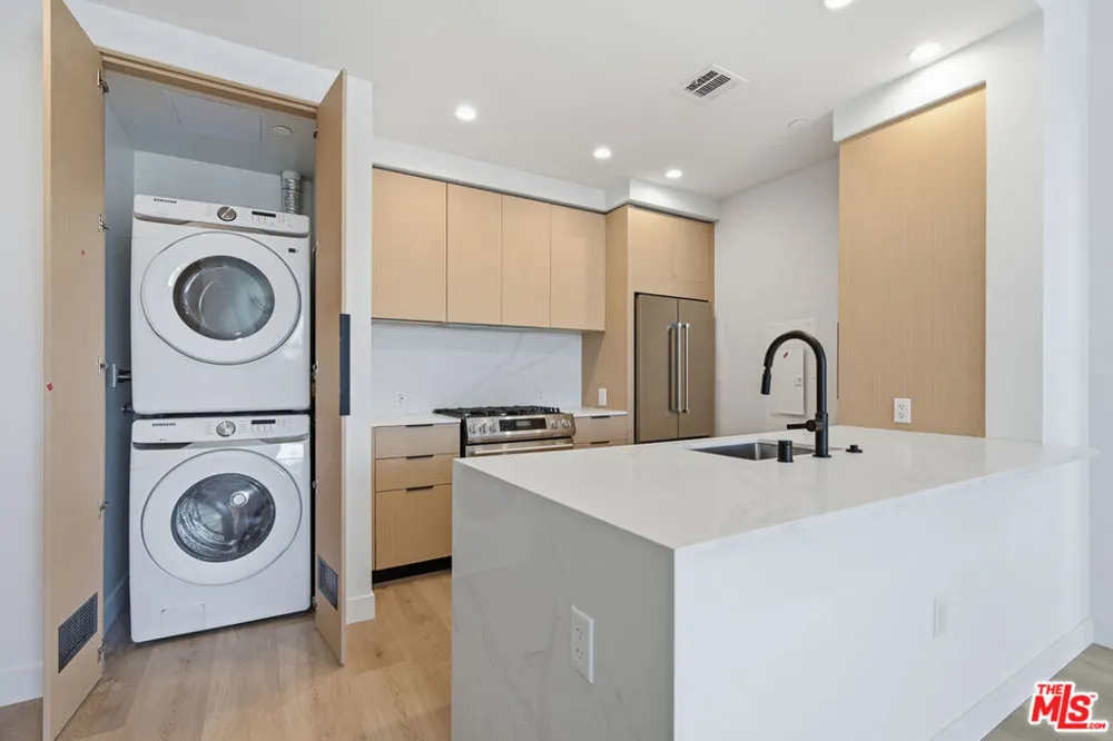 3555 Overland Avenue #PH8 Los Angeles, CA 90034