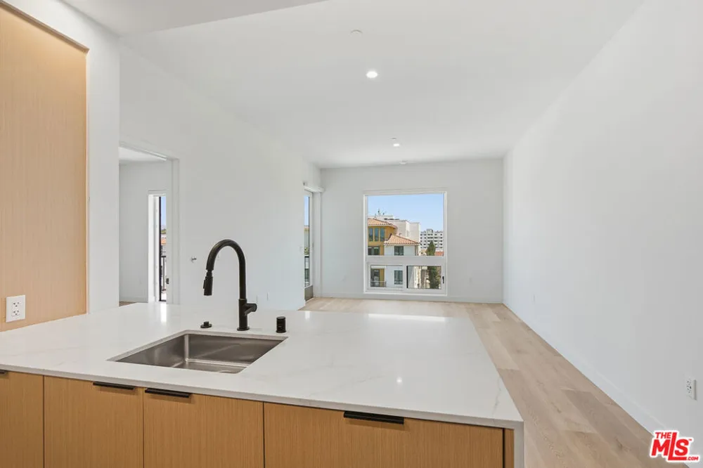 3555 Overland Avenue #PH8 Los Angeles, CA 90034