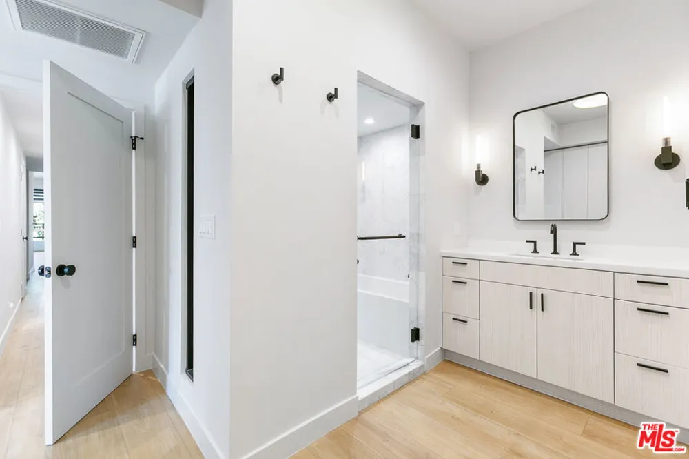 12320 MONTANA AVENUE #207 Los Angeles, CA 90049