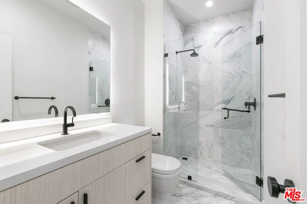 12320 MONTANA AVENUE #207 Los Angeles, CA 90049