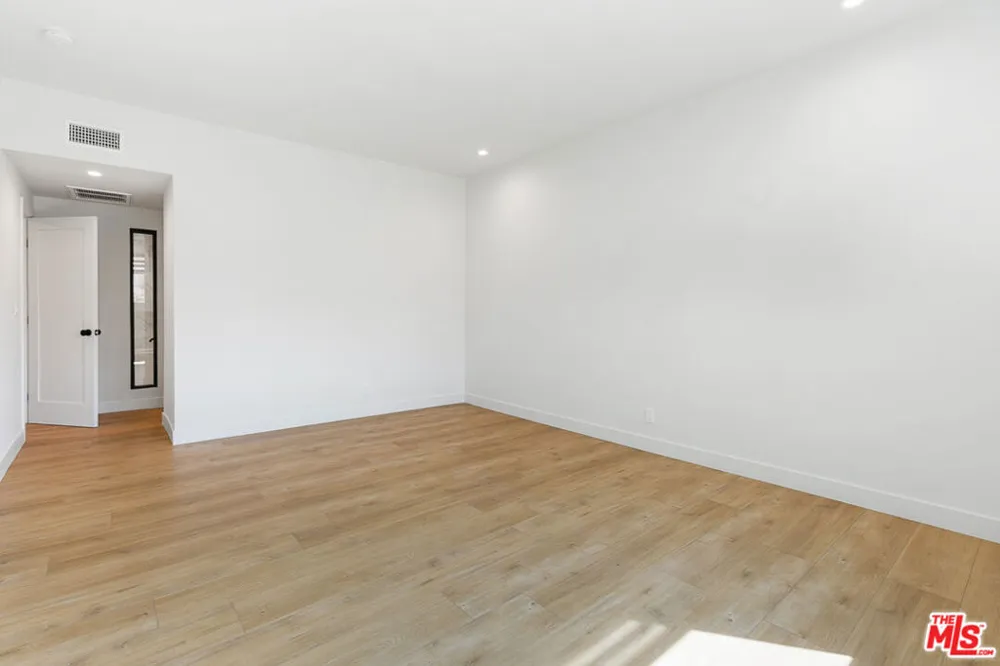 12320 MONTANA AVENUE #207 Los Angeles, CA 90049