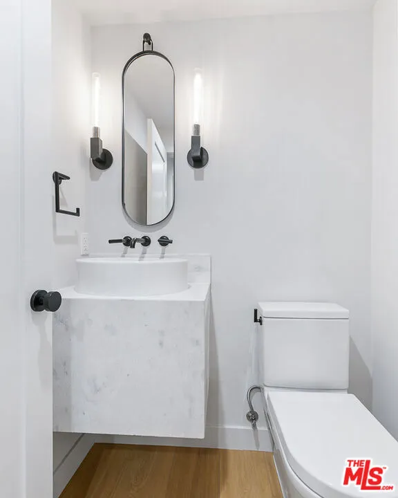 12320 MONTANA AVENUE #207 Los Angeles, CA 90049
