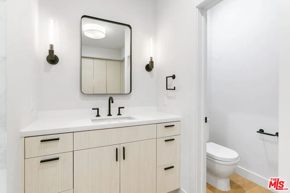 12320 MONTANA AVENUE #207 Los Angeles, CA 90049