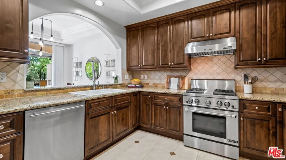 11582 Moorpark Street #104 Studio City, CA 91602