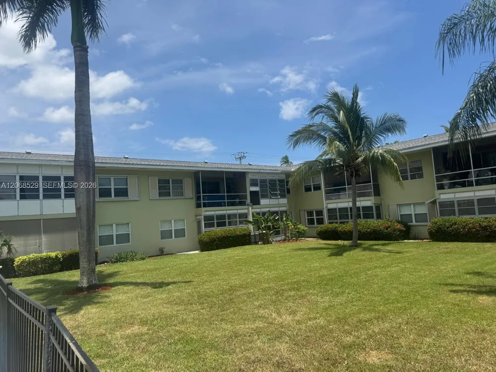 960 Crystal Lake Dr #114 Deerfield Beach, FL 33064