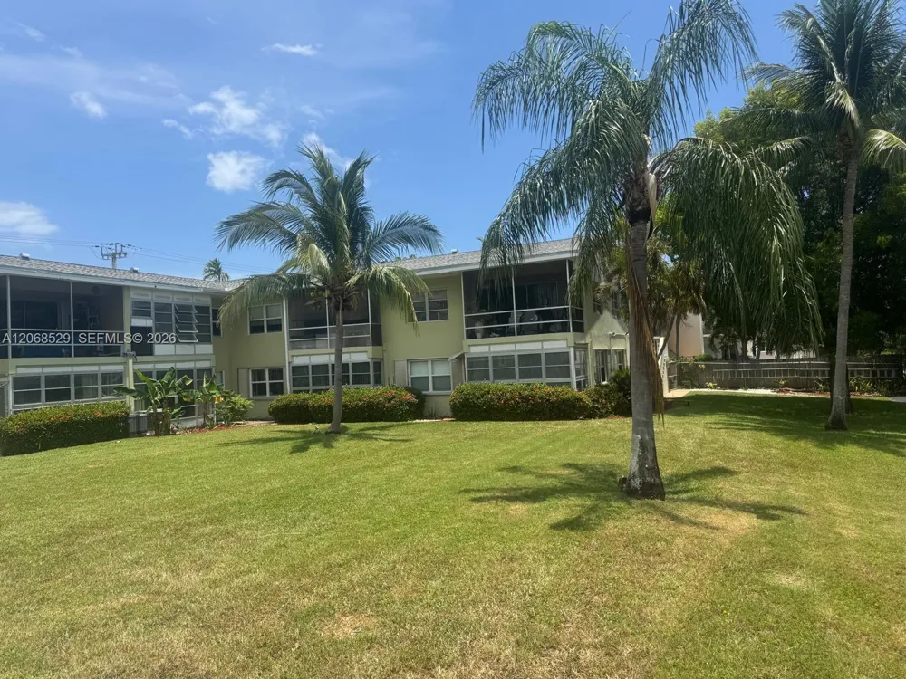 960 Crystal Lake Dr #114 Deerfield Beach, FL 33064