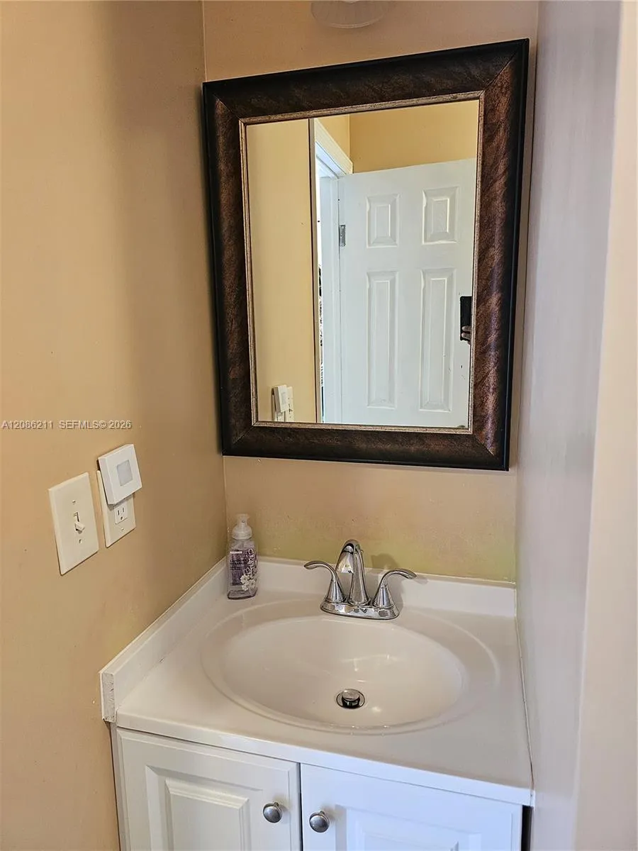 3500 NW 39th St #0 Lauderdale Lakes, FL 33309