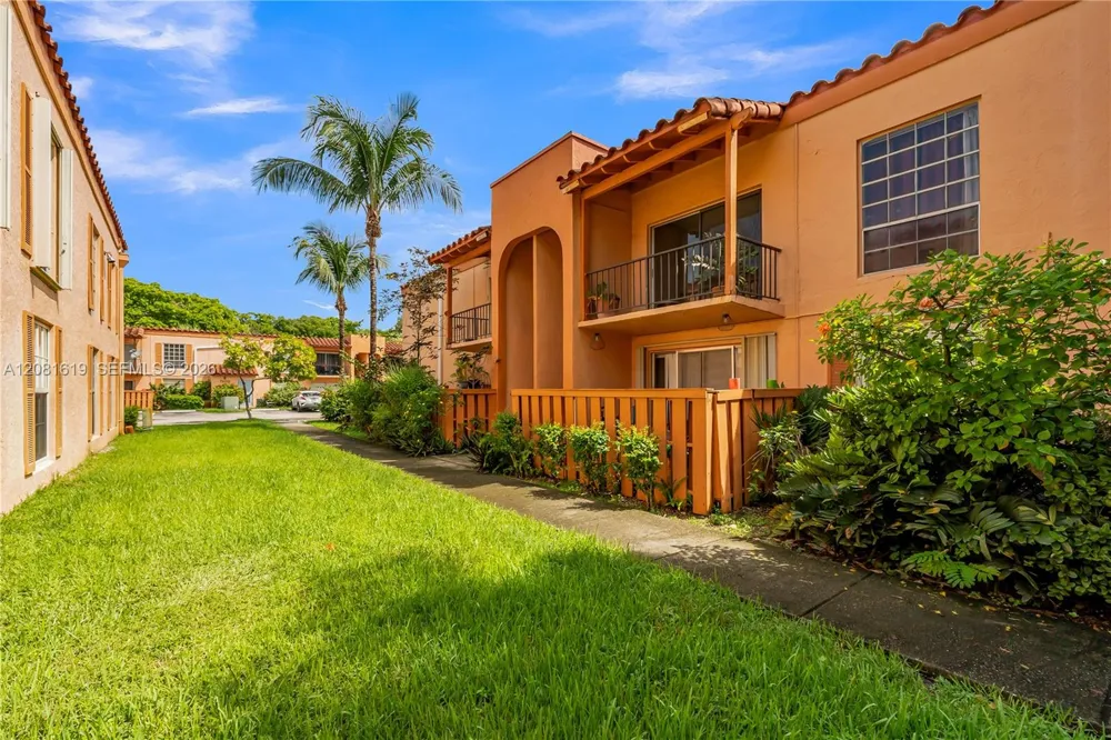 7110 Fairway Dr #L12 Miami Lakes, FL 33014