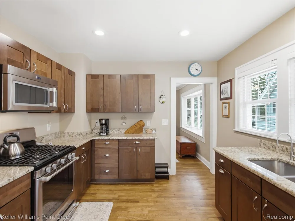 421 Castell Avenue Rochester City, MI 48307