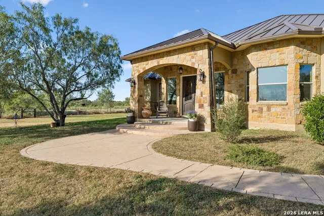 230 Casarez Rd Pleasanton, TX 78064