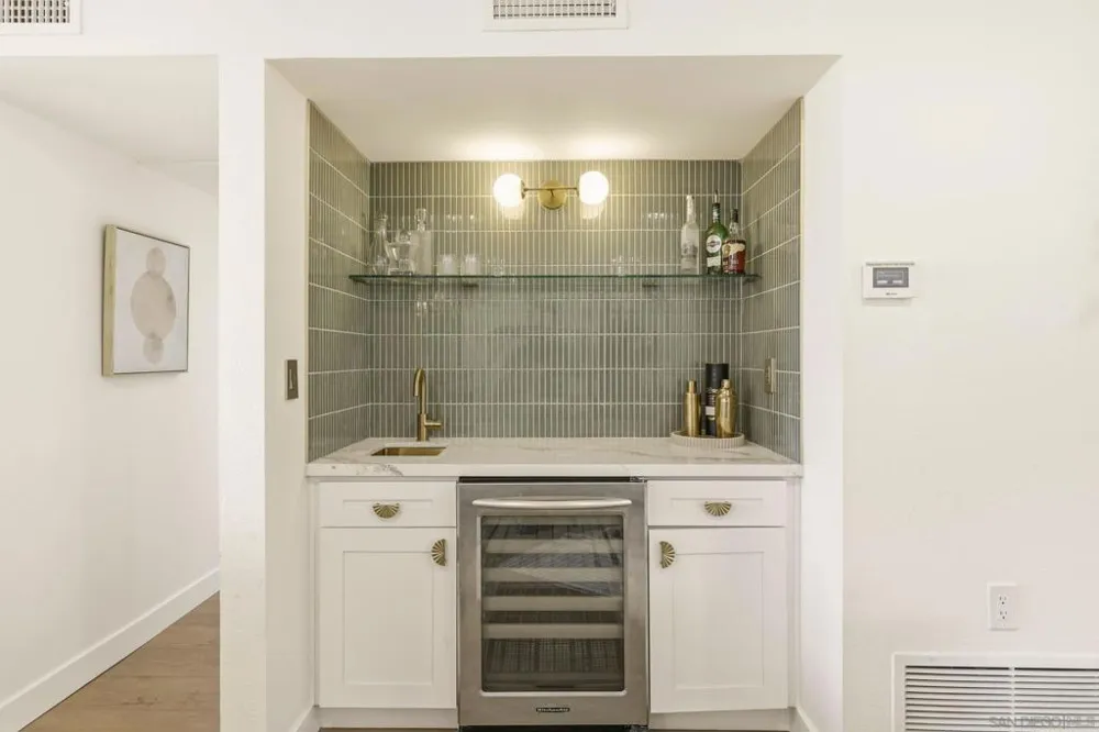 1263 Robinson #13 San Diego, CA 92103