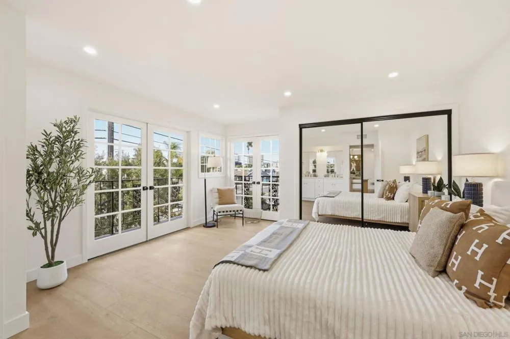 1263 Robinson #13 San Diego, CA 92103