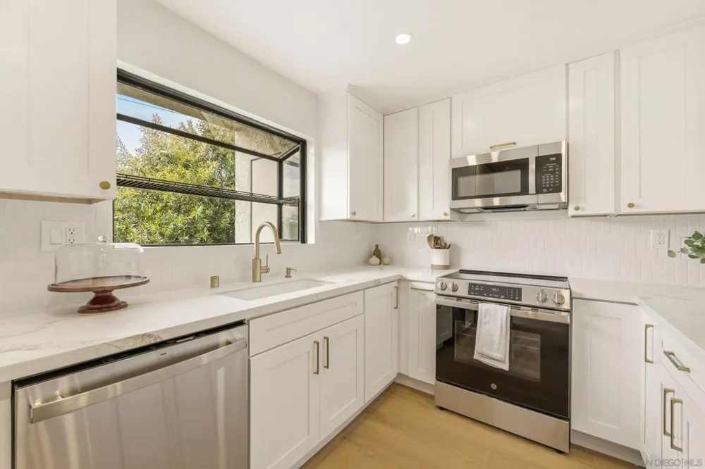 1263 Robinson #13 San Diego, CA 92103