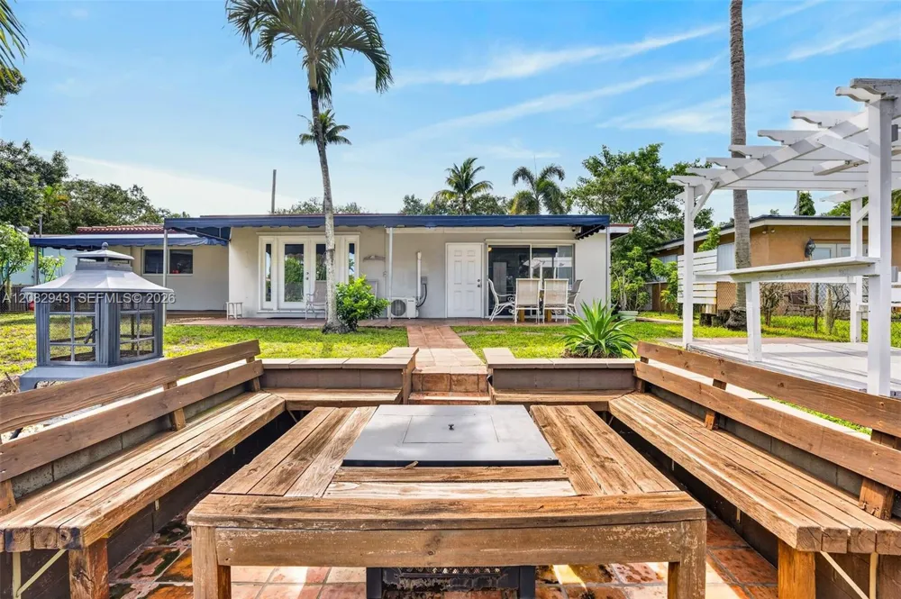 2100 SW 23rd Ter Fort Lauderdale, FL 33312