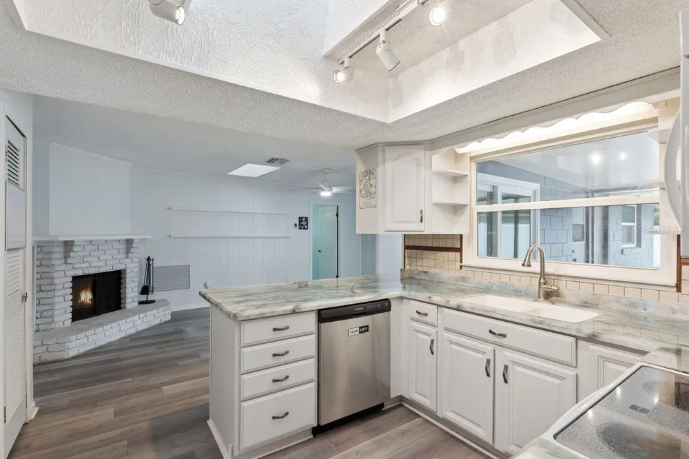 402 VALENCIA CIRCLE Oviedo, FL 32765