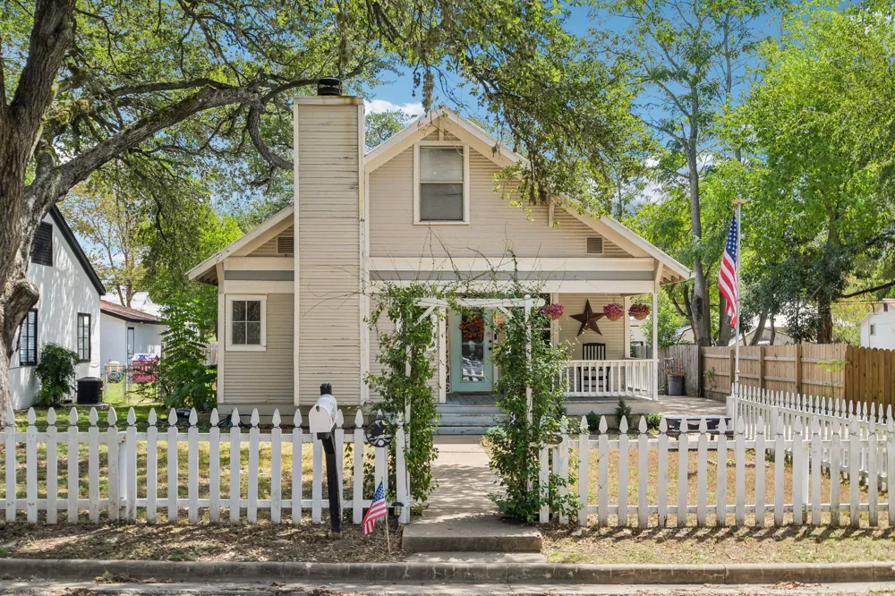 802 Hudgins Street Smithville, TX 78957