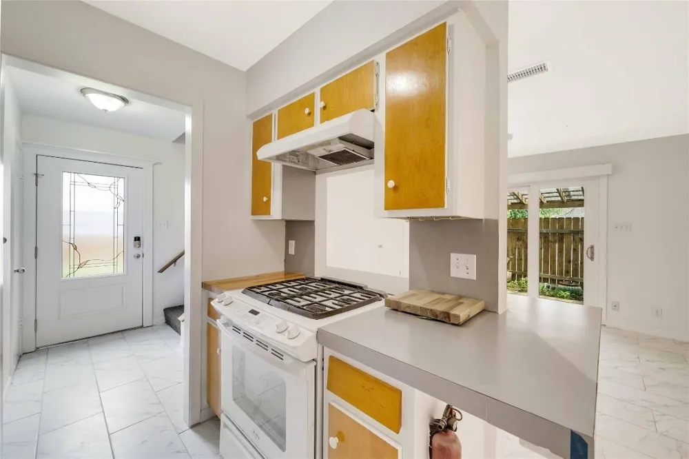 2806 Skyway Circle #101 Austin, TX 78704