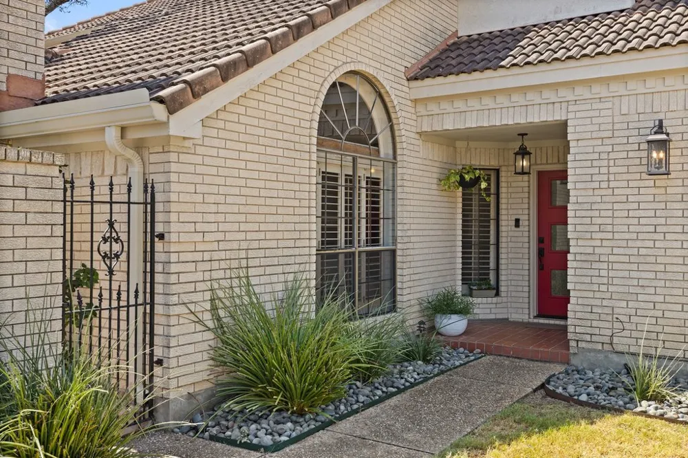 124 Lakeway Drive Lakeway, TX 78734