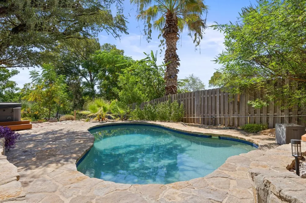 124 Lakeway Drive Lakeway, TX 78734