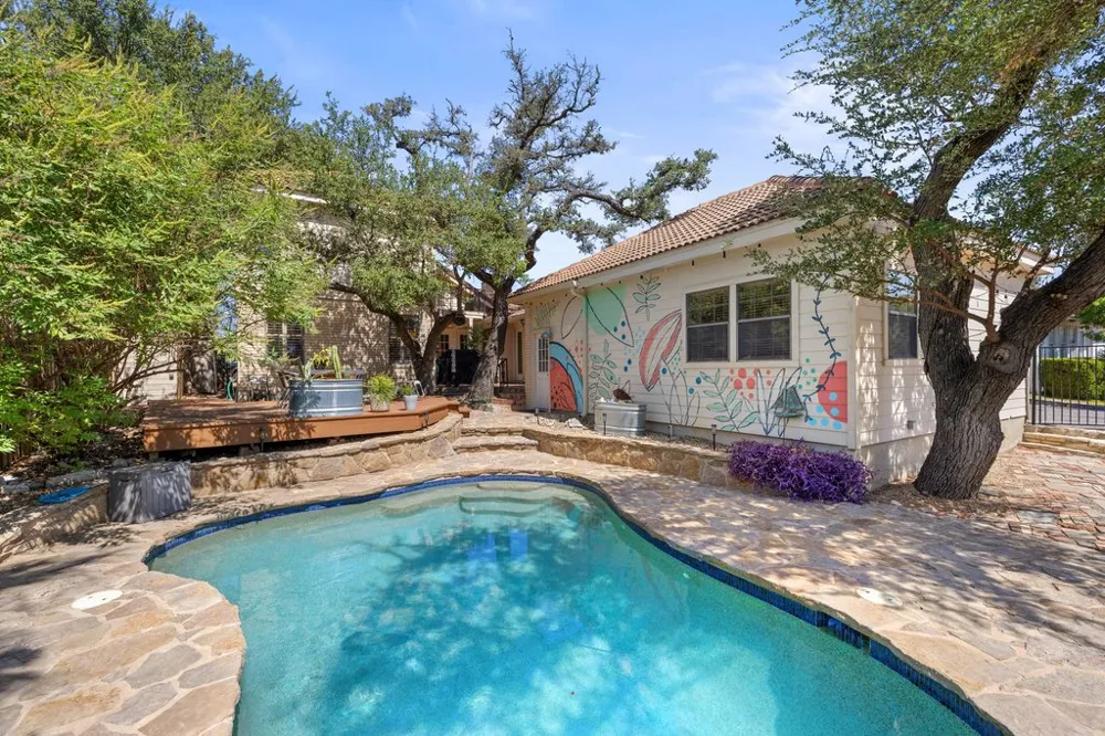 124 Lakeway Drive Lakeway, TX 78734