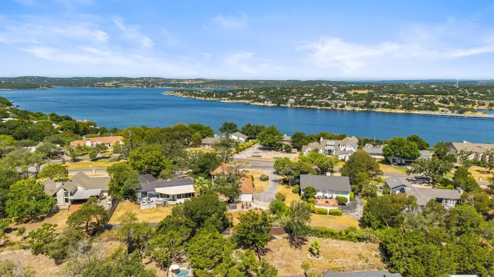 124 Lakeway Drive Lakeway, TX 78734