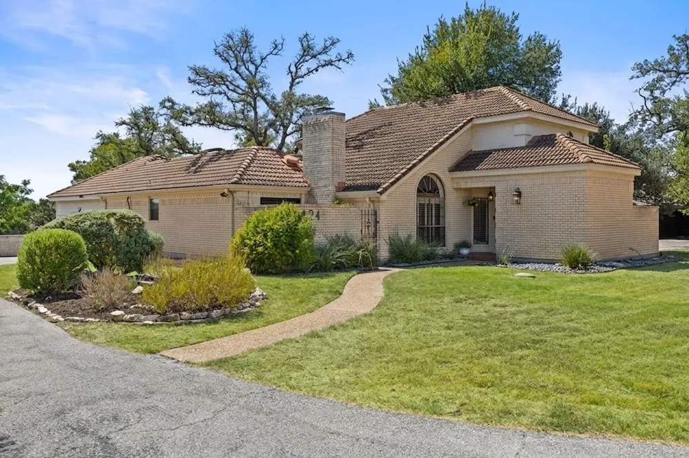 124 Lakeway Drive Lakeway, TX 78734