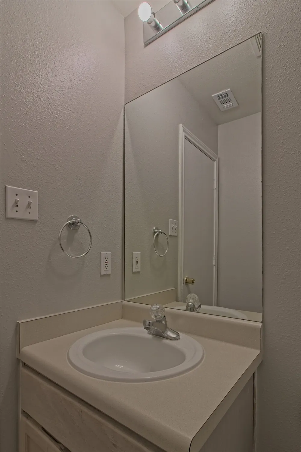 2211 Creekside Lane #B Georgetown, TX 78626