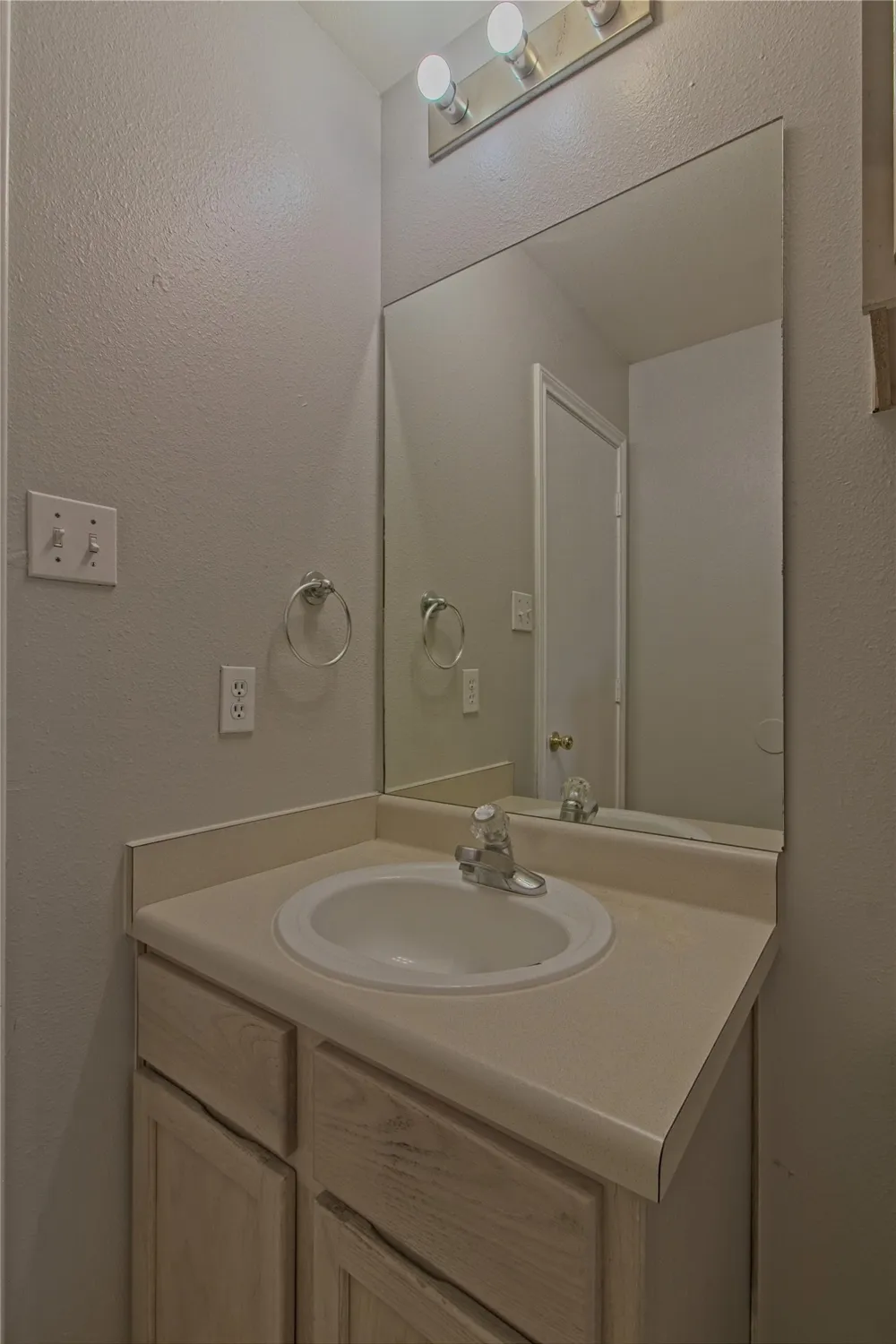 2211 Creekside Lane #B Georgetown, TX 78626