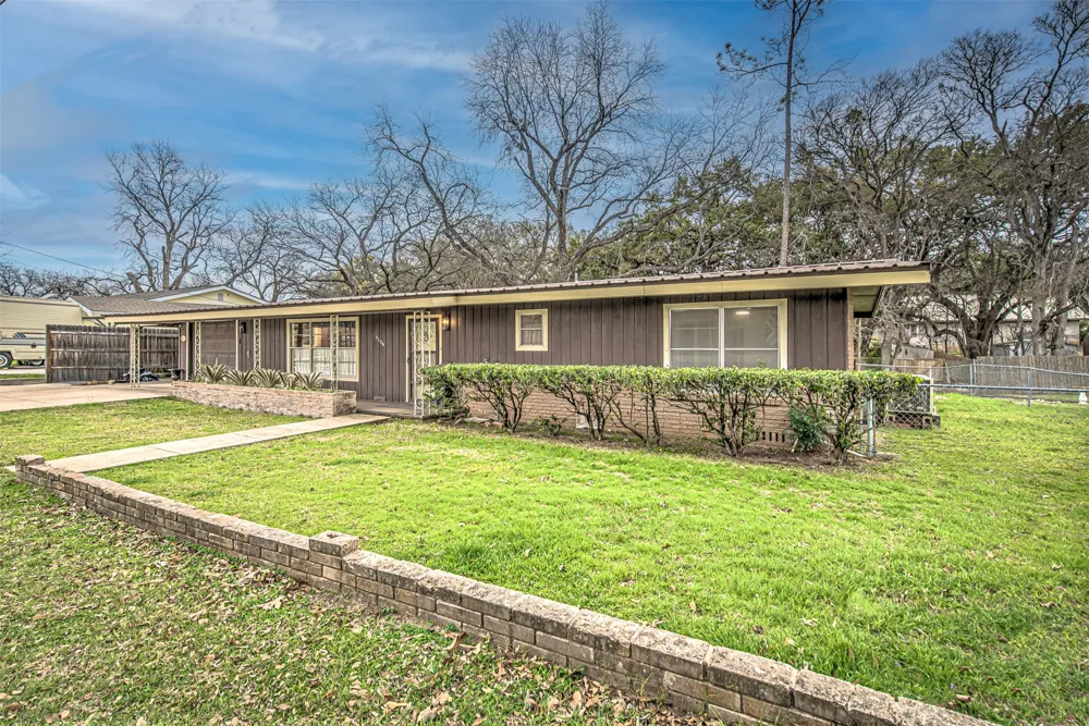 5304 Bedford Kingsland, TX 78639