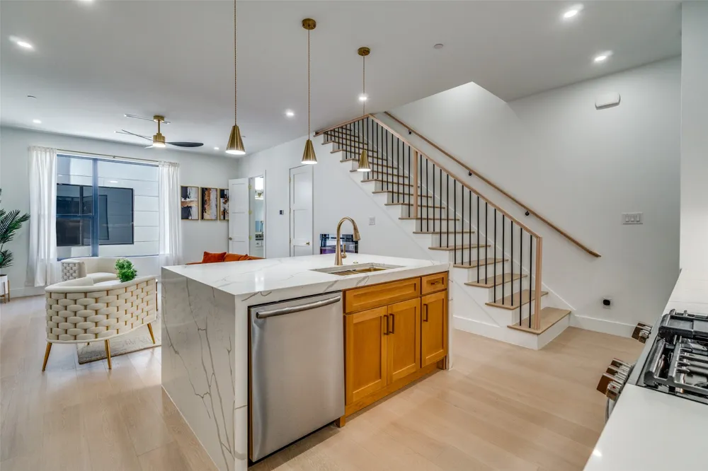 708 W 10th Street #104 Dallas, TX 75208