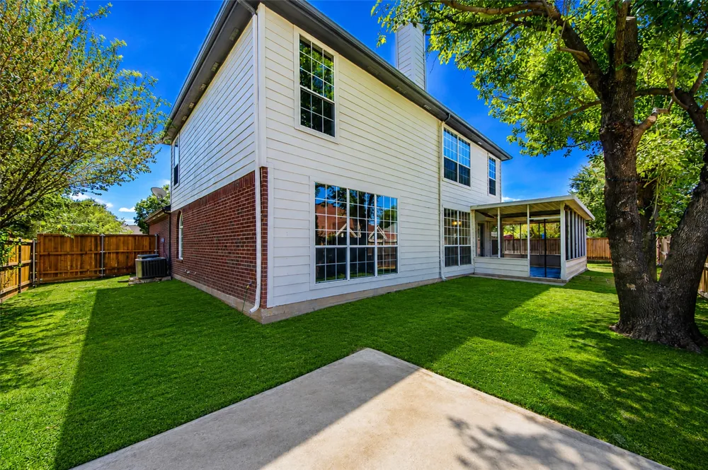 337 Bluewood Lane Lake Dallas, TX 75065