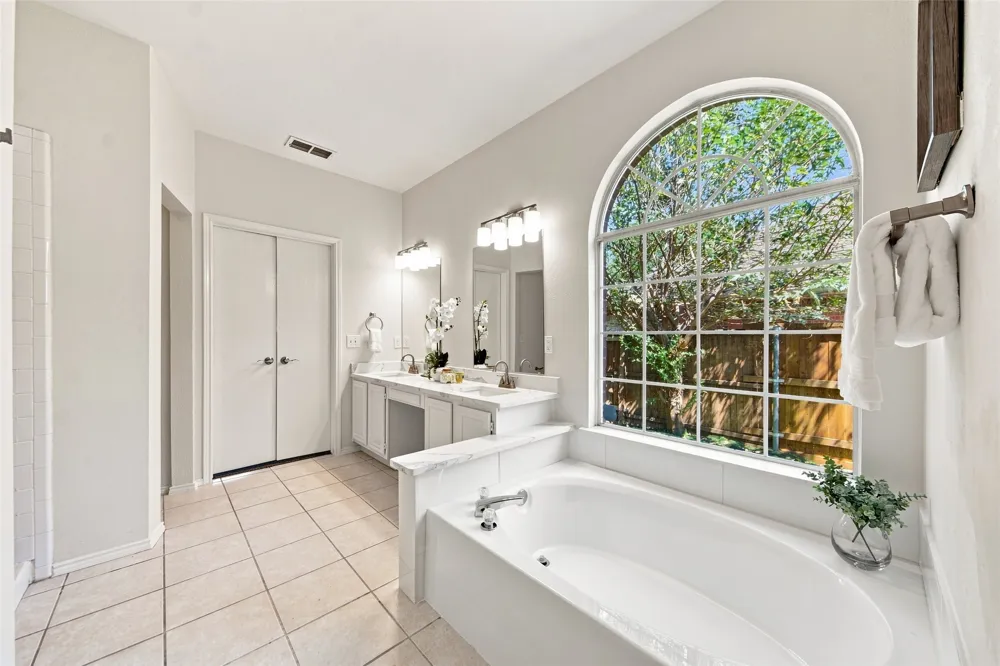 337 Bluewood Lane Lake Dallas, TX 75065