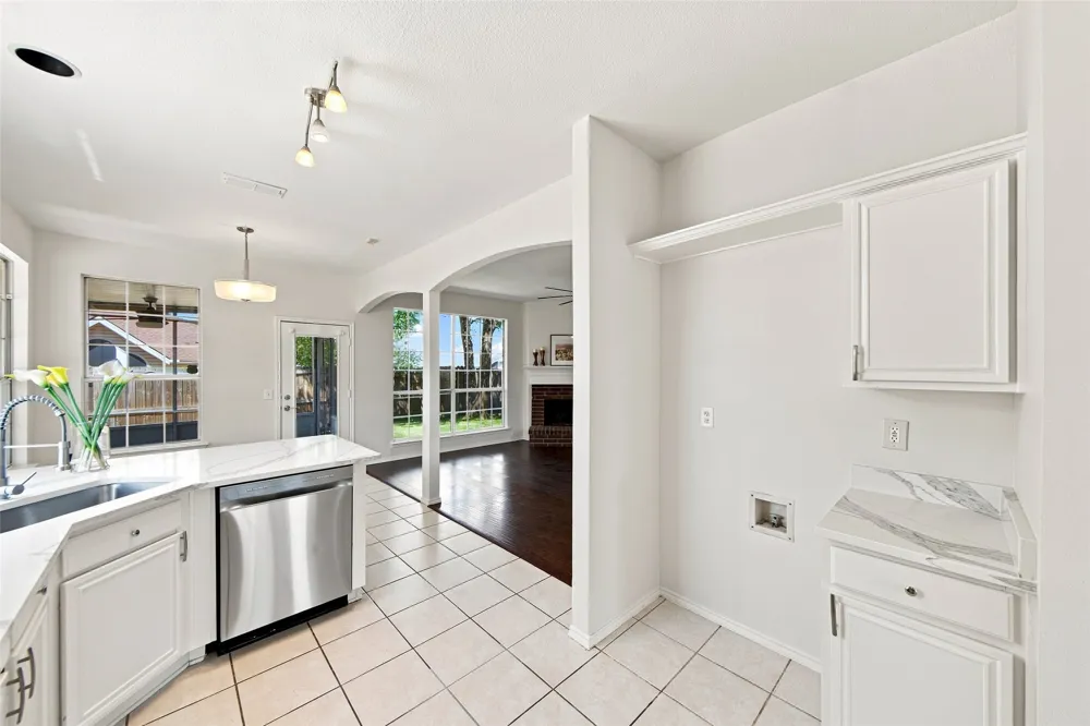 337 Bluewood Lane Lake Dallas, TX 75065
