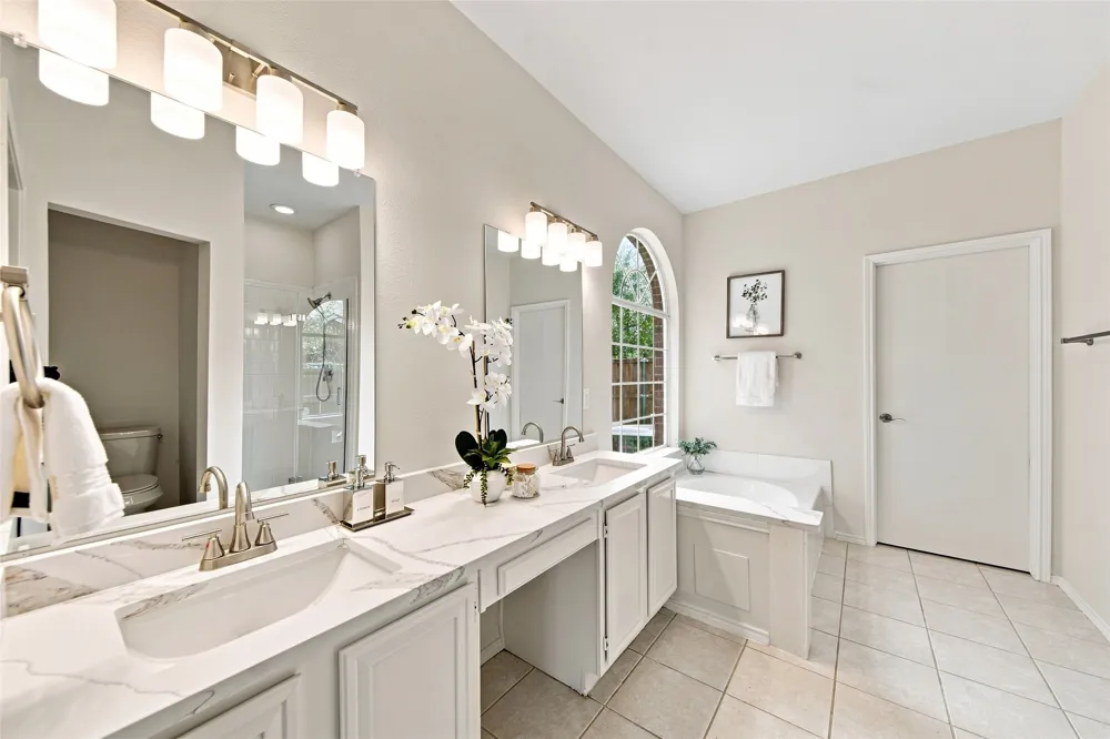 337 Bluewood Lane Lake Dallas, TX 75065