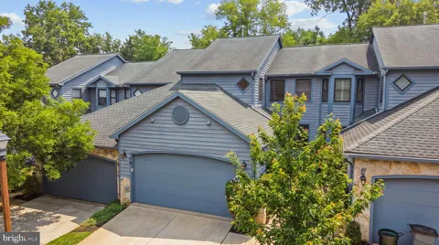 4 HILLSIDE COURT