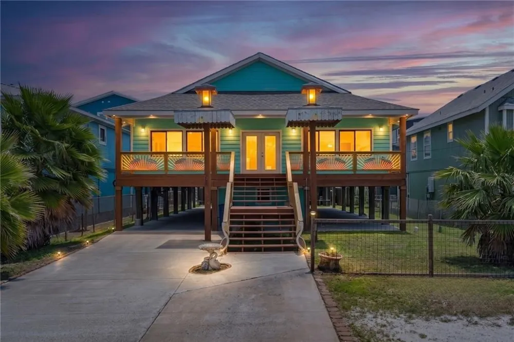 720 S Magnolia Street Rockport, TX 78382