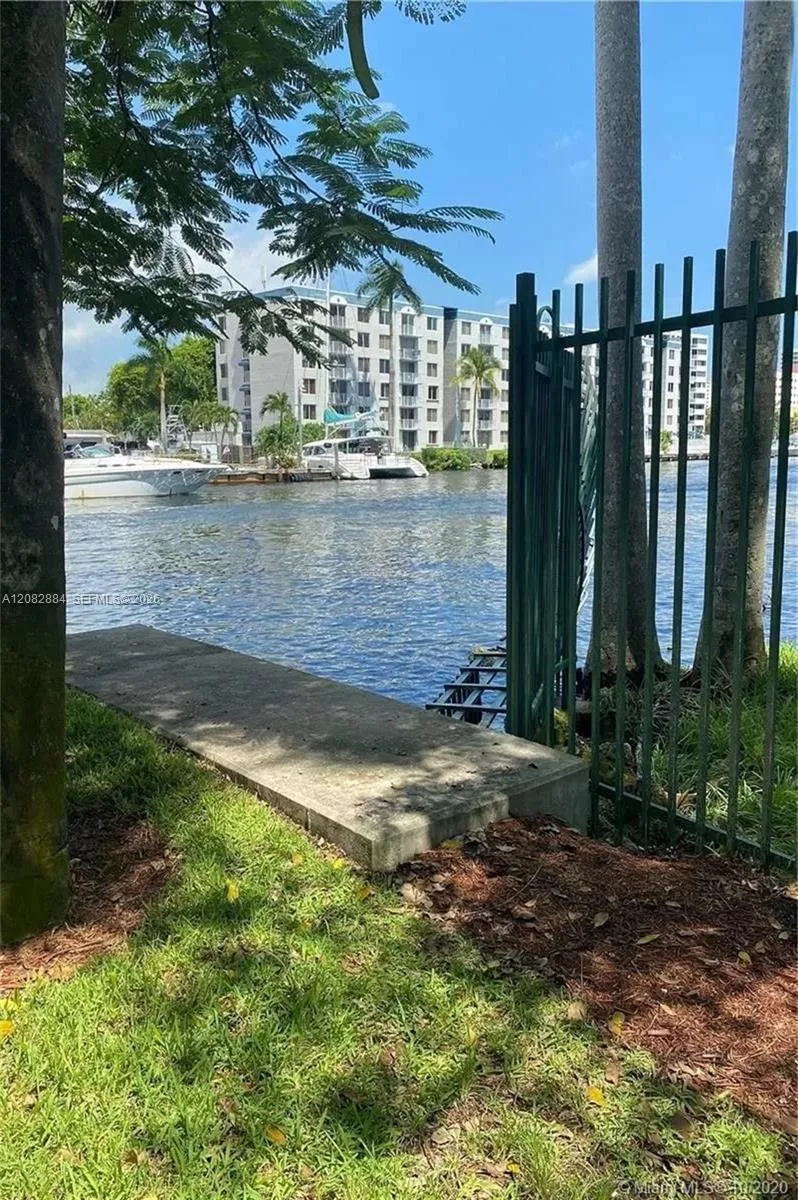1861 NW S River Dr #1401 Miami, FL 33125