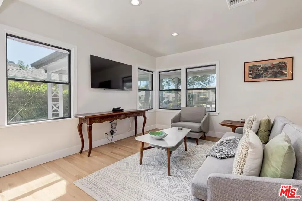 3232 S Beverly Drive Los Angeles, CA 90034