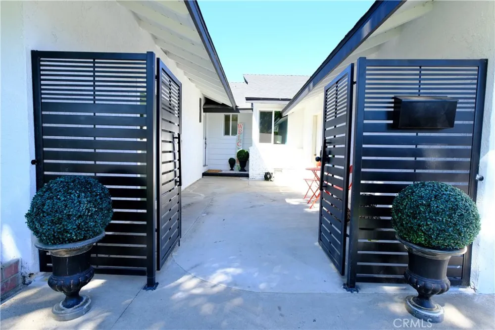 2023 S Janette Anaheim, CA 92802