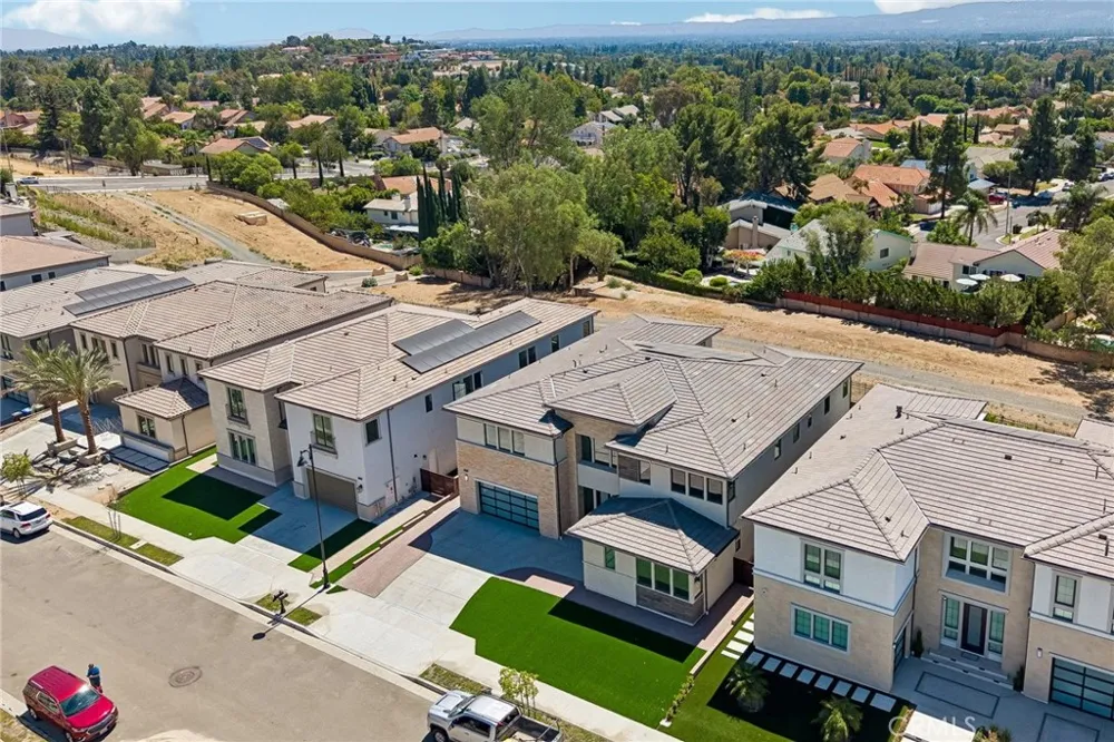 20580 Edgewood Court Chatsworth, CA 91311