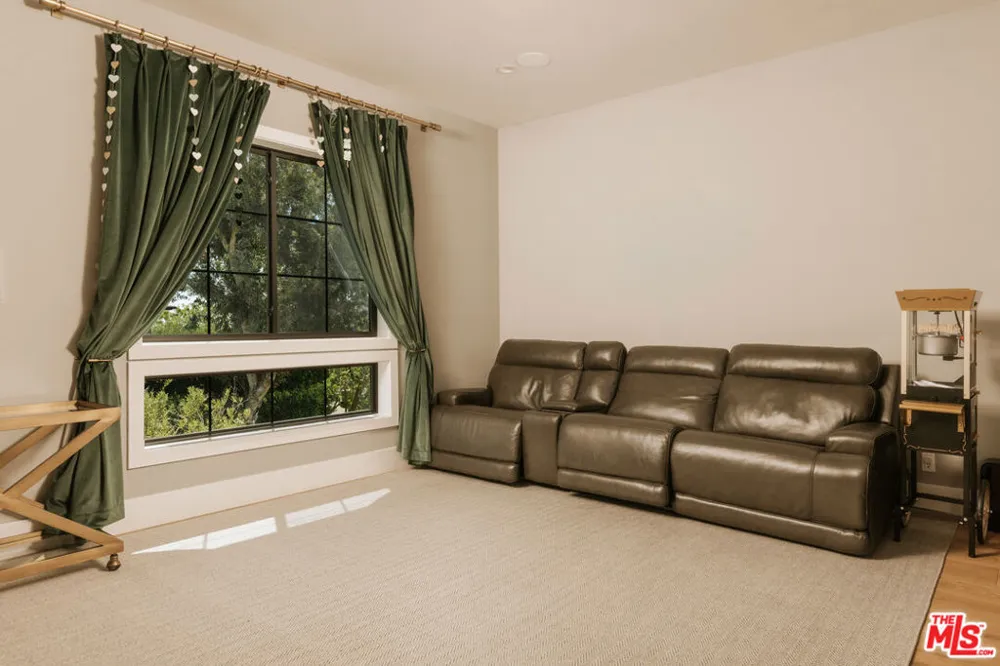 13423 Bayliss Road Los Angeles, CA 90049