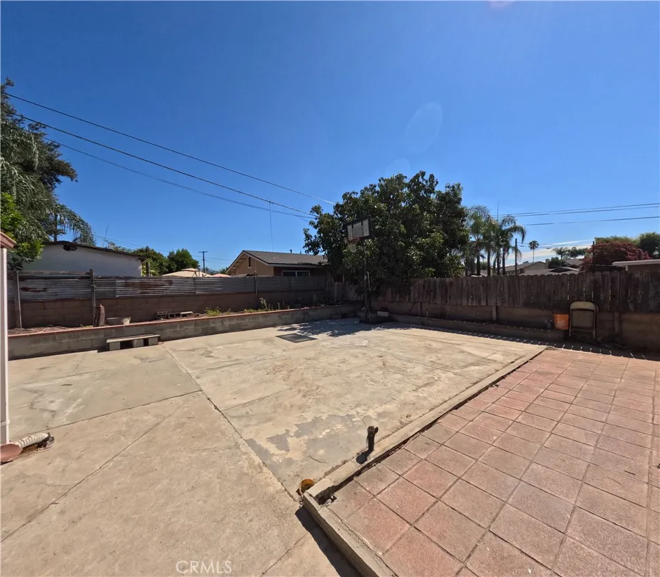 255 W La Verne Pomona, CA 91767
