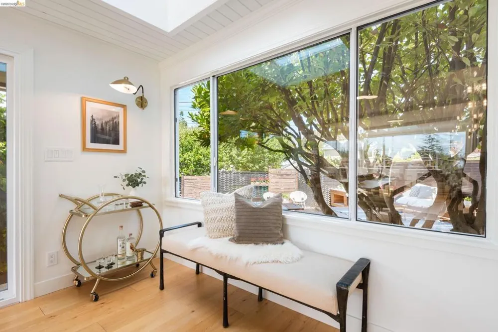 5800 Saint Paul Ct Oakland, CA 94618