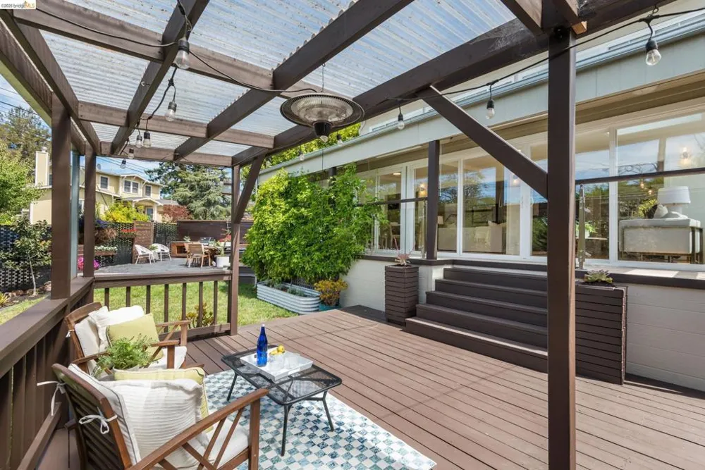 5800 Saint Paul Ct Oakland, CA 94618