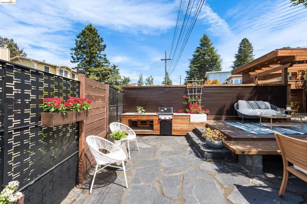 5800 Saint Paul Ct Oakland, CA 94618