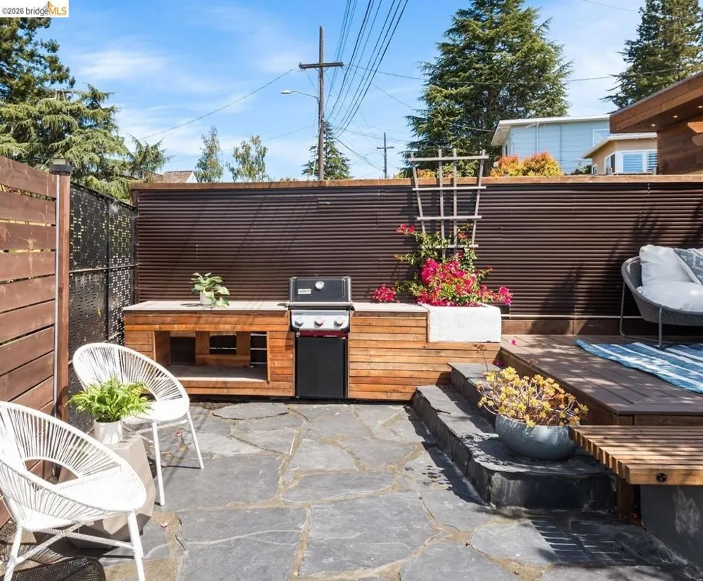 5800 Saint Paul Ct Oakland, CA 94618