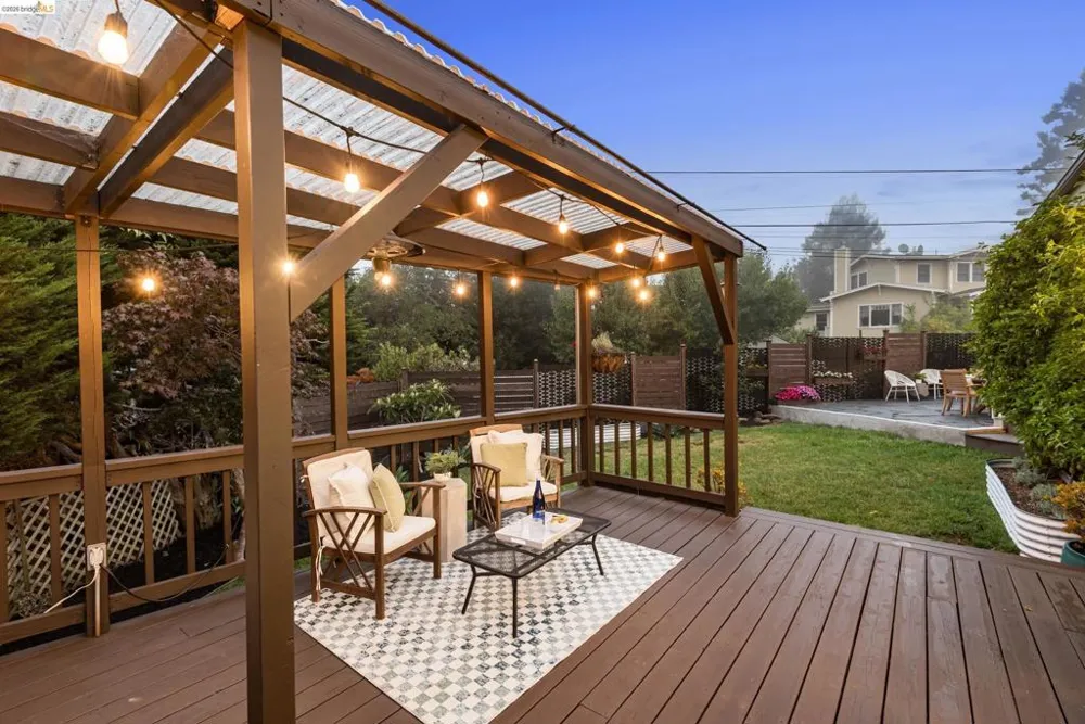 5800 Saint Paul Ct Oakland, CA 94618